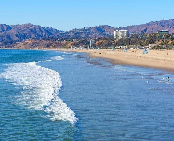 Waves crashing to the sand